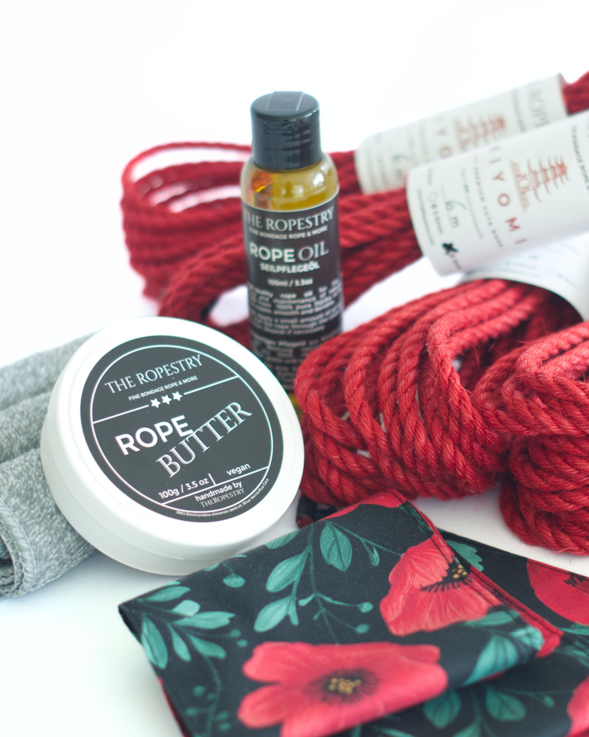 Shibari Set "RED DELIGHT" | 3x 8m KIYOMI RED 6/0 Ropes + 2x 6m KIYOIMI RED 5/0 Ropes + VEGAN Rope Butter, Rope Oil, 3x Care Cloth and Cotton Blindfold "Poppyflower"