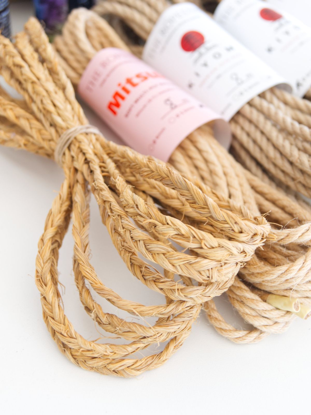 Shibari Set "Sensory Spark" – Prickling Contrasts | 4m Esparto Rope + 4x 8m KIYOMI 6mm Jute Ropes + 1x 8m Mitsuki 5mm Jute Rope + Rope Oil & Cleaning Cloth + Blindfold