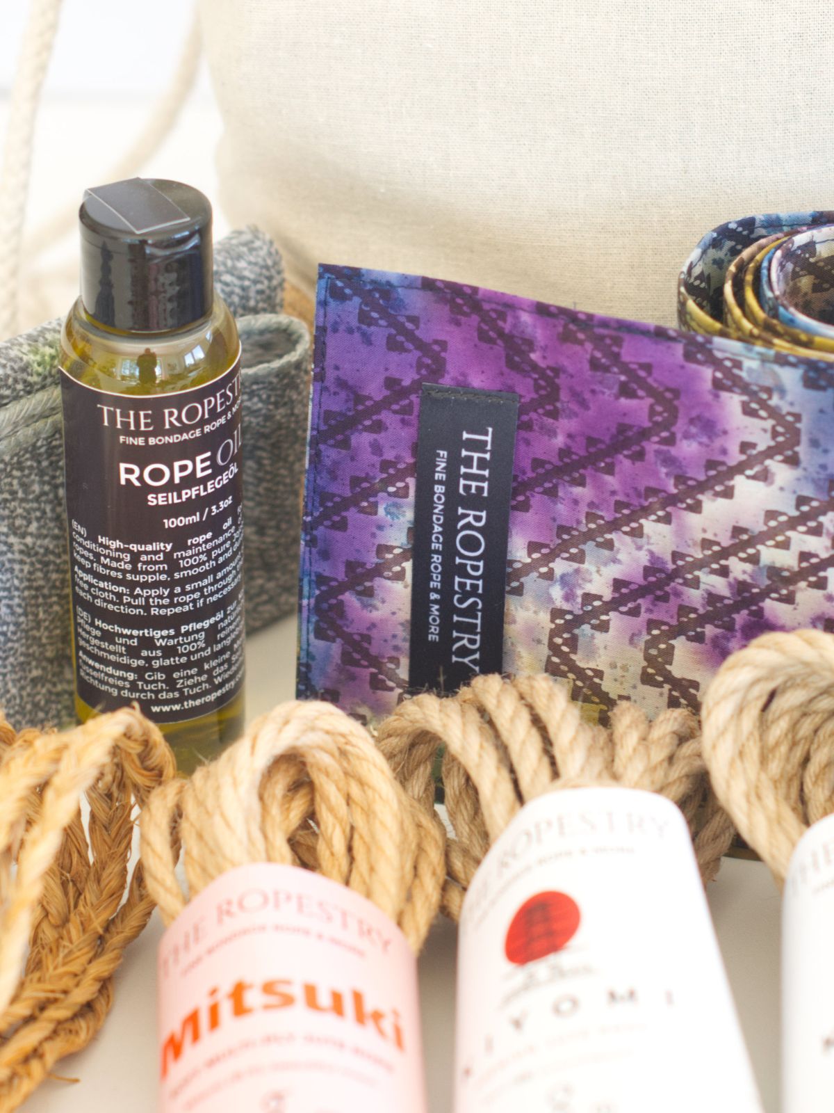 Shibari Set "Sensory Spark" – Prickling Contrasts | 4m Esparto Rope + 4x 8m KIYOMI 6mm Jute Ropes + 1x 8m Mitsuki 5mm Jute Rope + Rope Oil & Cleaning Cloth + Blindfold